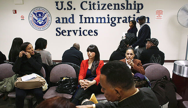 Juez declara ilegal el cobro de 100.00 dólares a visas H-1B impuesto por Trump