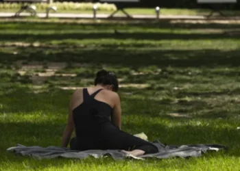 Francia restringe consumo de alcohol en público en medio de segunda ola de calor en dos meses