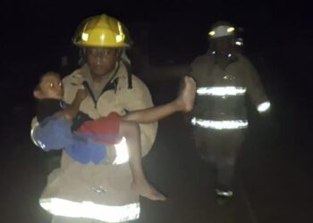 Bomberos rescatan a menor de 8 años de voraz incendio en la colonia Jesenia Castillo de La Ceiba