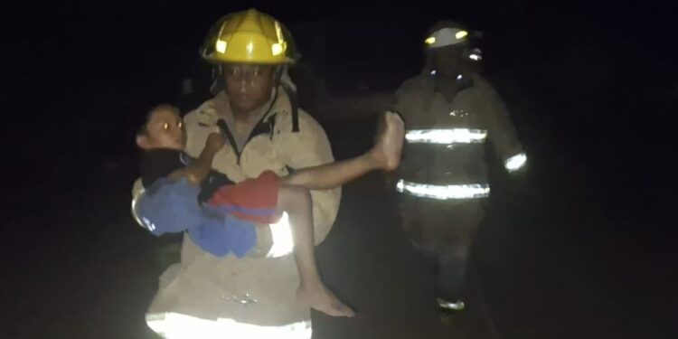Bomberos rescatan a menor de 8 años de voraz incendio en la colonia Jesenia Castillo de La Ceiba