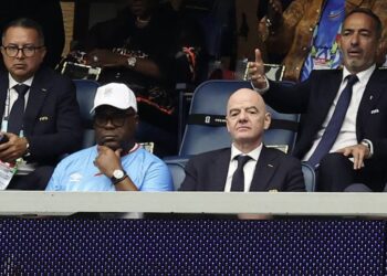 El motivo por el que Gianni Infantino recibe críticas por estar en dos partidos por día del Mundial