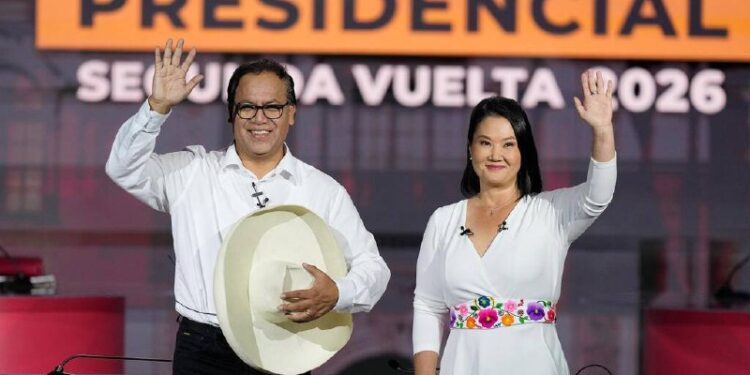 Ventaja de Sánchez sobre Fujimori se reduce en el escrutinio final en Perú