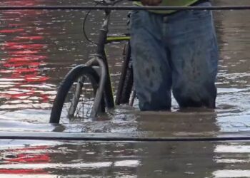 ¡Con el agua a las rodillas! Inundada la calle de la colonia Sandoval Sorto