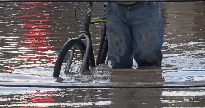 ¡Con el agua a las rodillas! Inundada la calle de la colonia Sandoval Sorto