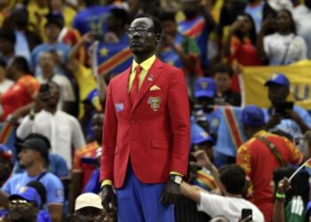 Lumumba en su primer partido del mundial alentando a República Democrática de Congo