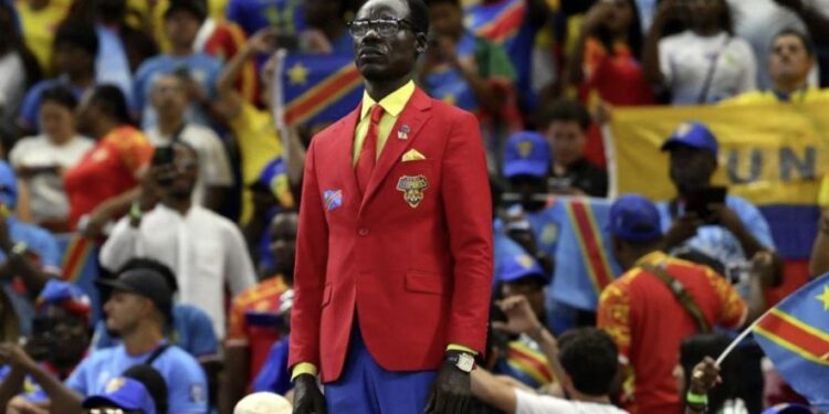 Lumumba en su primer partido del mundial alentando a República Democrática de Congo