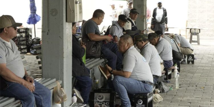 “Chaine” gratuito beneficia a capitalinos y fortalece apoyo a lustradores del Parque Central