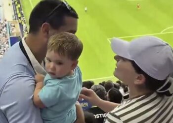 Le propuso matrimonio en medio del partido de Uruguay y se llevó una sorpresa inesperada: la jugada que arruinó el romántico acto