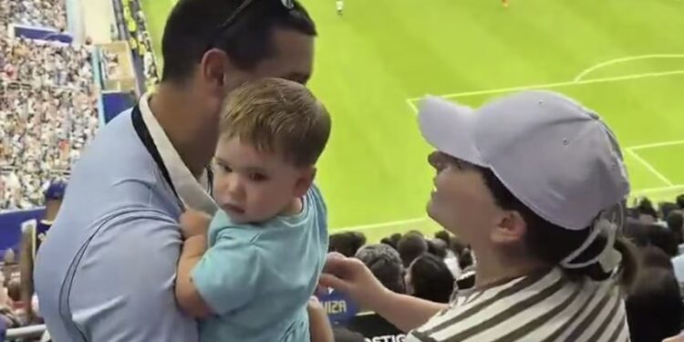 Le propuso matrimonio en medio del partido de Uruguay y se llevó una sorpresa inesperada: la jugada que arruinó el romántico acto