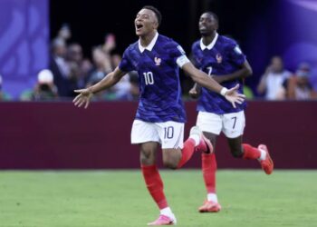 Con dos tantos de Mbappé, Francia goleó 3-0 a Suecia y jugará ante Paraguay los octavos de final del Mundial 2026