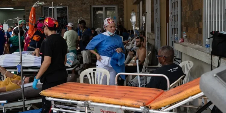 «Pagamos para ir a trabajar», así atienden los médicos en Venezuela a los heridos por los terremotos