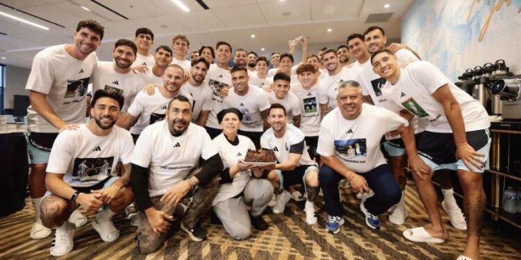 El regalo del plantel de la Selección a Lionel Messi en su cumpleaños