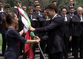 Claudia Sheinbaum abandera a jugadores de la selección mexicana previo a su participación en el Mundial 2026