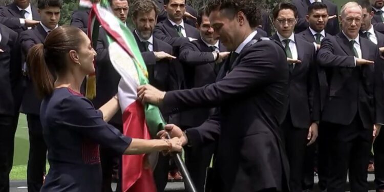 Claudia Sheinbaum abandera a jugadores de la selección mexicana previo a su participación en el Mundial 2026