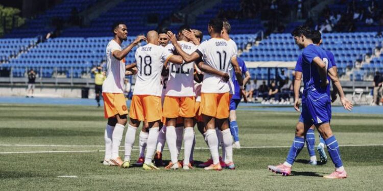 Pese a la baja de una de sus máximas figuras, Países Bajos venció 2-1 a Uzbekistán con dos goles de Cody Gakpo