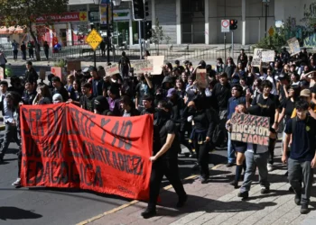 Miles de estudiantes protestan contra los recortes educativos de Kast