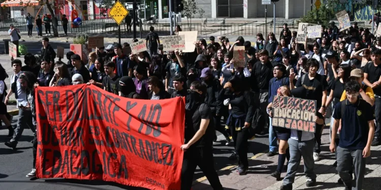 Miles de estudiantes protestan contra los recortes educativos de Kast