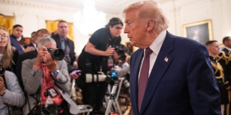 El presidente Donald Trump asegura que no habrá peajes en el estrecho de Ormuz