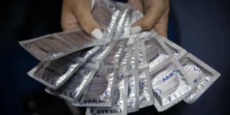 Sanidad ultima su plan para facilitar preservativos gratis a 3 millones de jóvenes en 2027