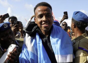 “Prometo que arbitraré en la próxima Copa del Mundo”: el referí somalí al que se le negó la entrada a EE.UU. es recibido como un héroe