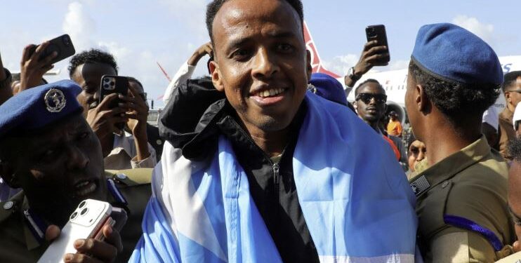 “Prometo que arbitraré en la próxima Copa del Mundo”: el referí somalí al que se le negó la entrada a EE.UU. es recibido como un héroe