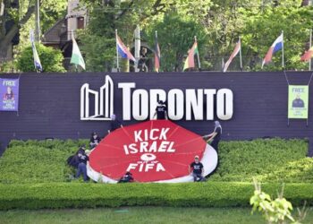 Activistas de Toronto exigen la expulsión de Israel de la FIFA durante una protesta