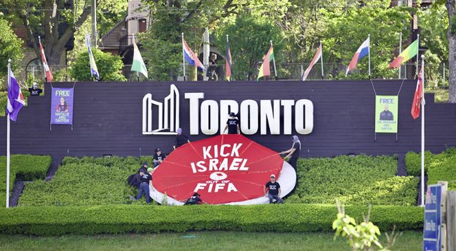 Activistas de Toronto exigen la expulsión de Israel de la FIFA durante una protesta