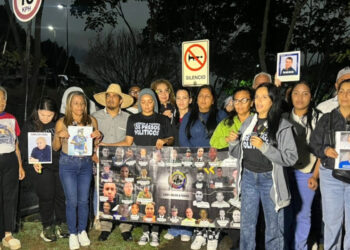 Familiares de presos políticos protestan frente a embajada de EEUU en Caracas
