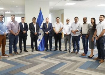 Gobierno logra acuerdo con transportistas y productores de cemento para fortalecer la estabilidad económica