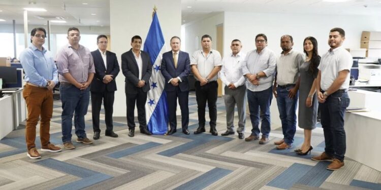 Gobierno logra acuerdo con transportistas y productores de cemento para fortalecer la estabilidad económica