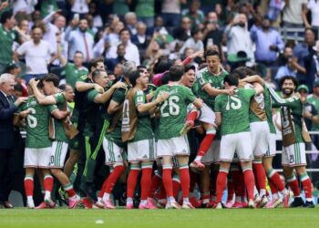 México debuta con pie derecho en el mundial y vence 2-0 a Sudáfrica