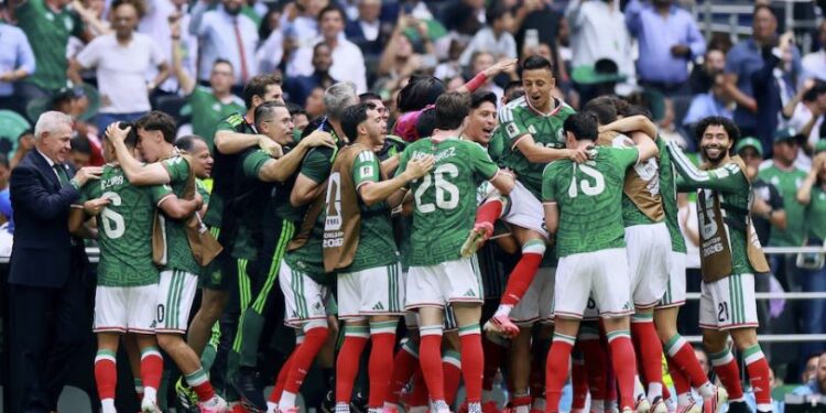 México debuta con pie derecho en el mundial y vence 2-0 a Sudáfrica