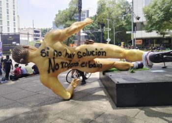 CNTE vandaliza las estatuas del evento del Mundial en Paseo de la Reforma