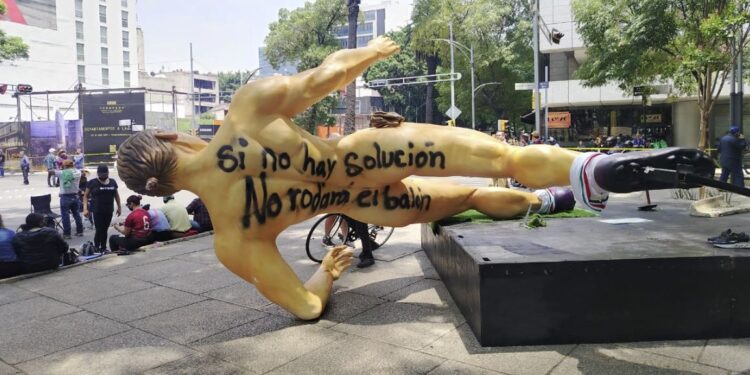 CNTE vandaliza las estatuas del evento del Mundial en Paseo de la Reforma