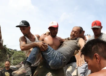 Los gritos de auxilio se multiplican en La Guaira tras el terremoto mientras los sobrevivientes esperan una ayuda que no llega