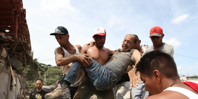 Los gritos de auxilio se multiplican en La Guaira tras el terremoto mientras los sobrevivientes esperan una ayuda que no llega