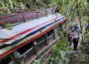 Autobús con pasajeros cayó a un barranco en una zona montañosa de Guatemala