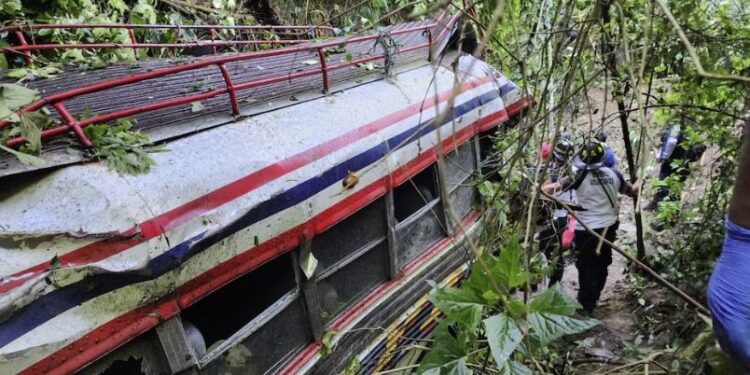 Autobús con pasajeros cayó a un barranco en una zona montañosa de Guatemala
