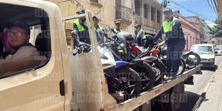 ¡Barrida y media! AMDC decomisa decenas de motos estacionadas en el Centro de Tegucigalpa