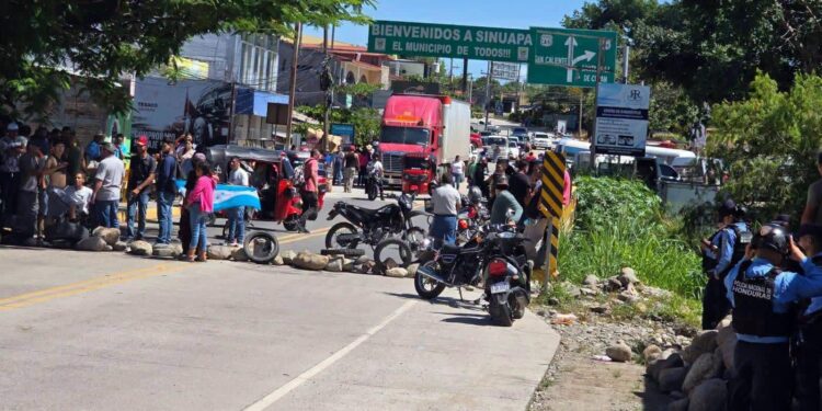 ¡Cansados de los apagones! Pobladores mantienen tomada la CA-4 en Ocotepeque