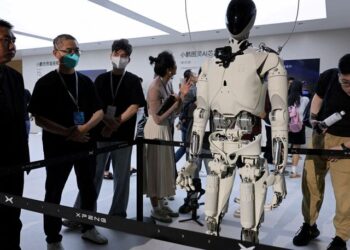 ¡China acelera la carrera! Millones de robots humanoides llegarían a hogares y tiendas