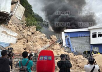 ¡Contrarreloj! Bomberos buscan a personas que estarían atrapadas en bodegas destruidas por cerro