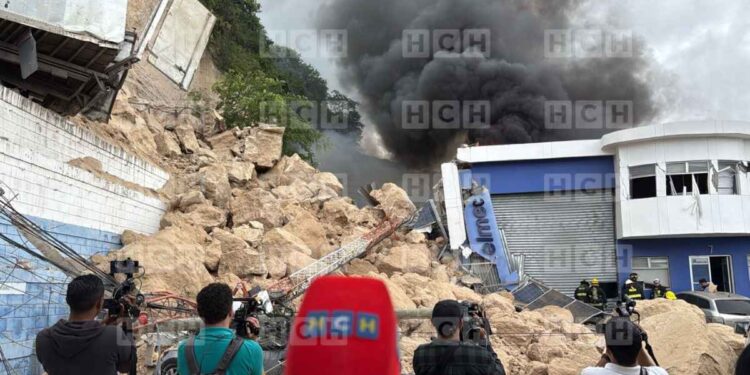 ¡Contrarreloj! Bomberos buscan a personas que estarían atrapadas en bodegas destruidas por cerro