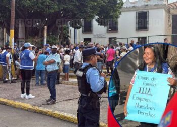¡De todo el país! Guías de Familia llegan a Casa Presidencial y al Congreso a exigir cumplimiento de pago
