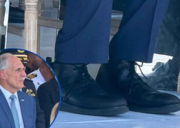 ¡Elegancia y comodidad a la vez! Con saco y corbata, pero con sus “burritos”, Asfura rompe protocolo en evento policial