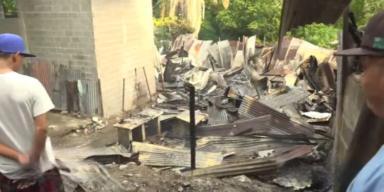 ¡Lamentable! Voraz incendio dejó en la calle a siete familias en bordos de San Pedro Sula