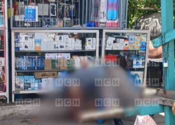 ¡Murió sentado! Acribillan a hombre mientras descansaba en una silla en pleno Centro de La Ceiba