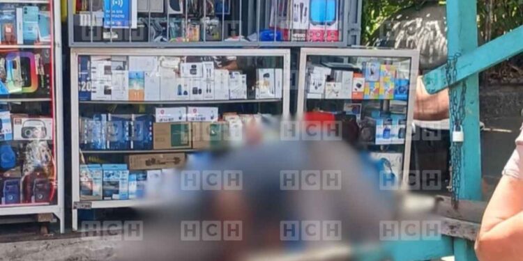 ¡Murió sentado! Acribillan a hombre mientras descansaba en una silla en pleno Centro de La Ceiba