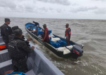 ¡Sobrevivieron! Rescatan a tres miskitos desaparecidos desde el domingo en Caratasca