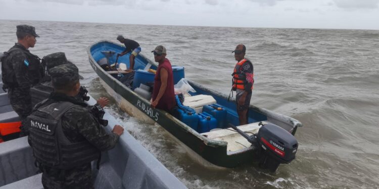 ¡Sobrevivieron! Rescatan a tres miskitos desaparecidos desde el domingo en Caratasca